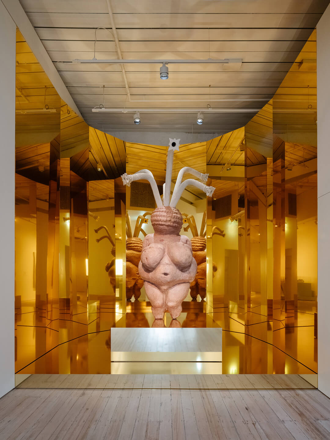 XU-ZHEN_The-Venus-of-Willendorf-from-the-series-Beverage_5